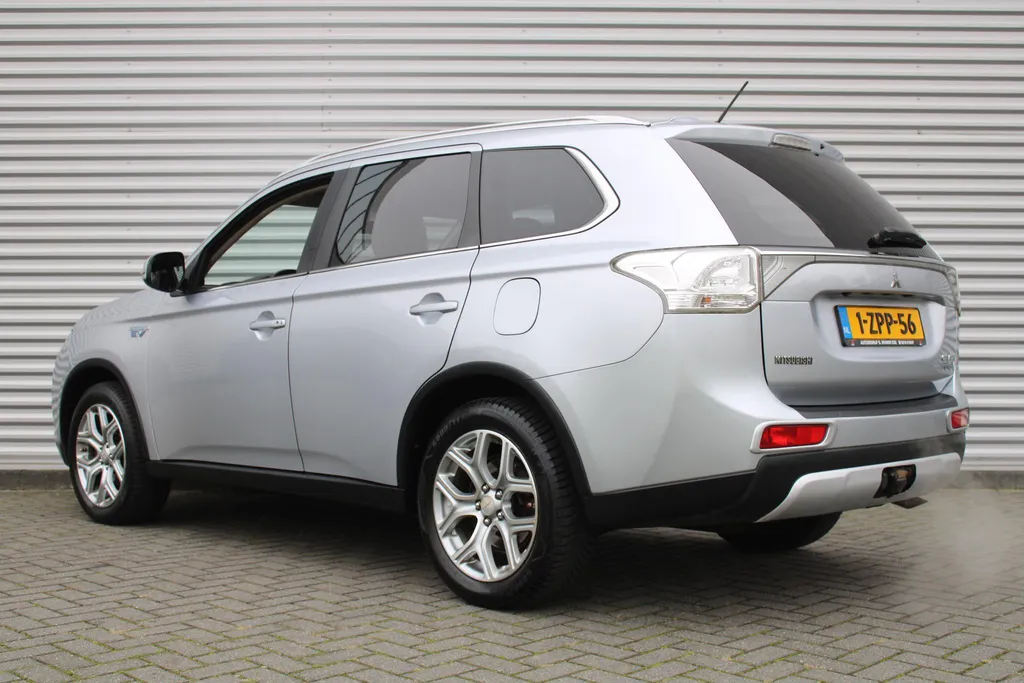 Mitsubishi Outlander 2.0 PHEV Business Edition X-Line | Navi | Clima | Camera | Trekhaak | Keyless | 18' LM |