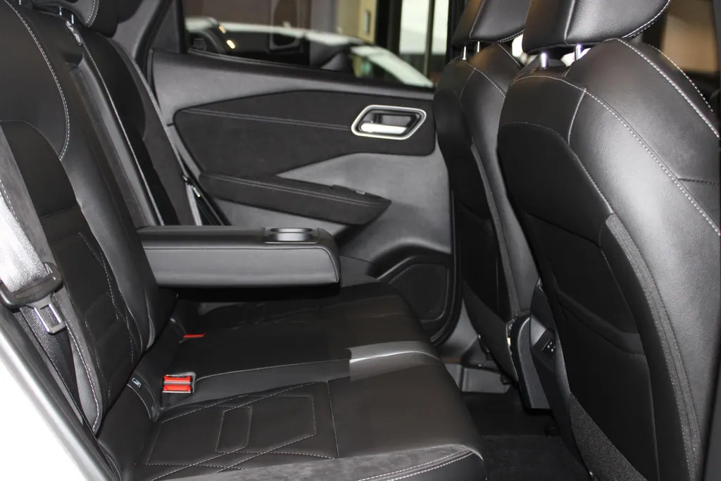 Nissan QASHQAI 1.5 e-Power N-Design | 20inch wielen |360grd camera | parkeersensoren voor en achter | Electrische stoelverstelling met geheugen | Alcantra/lederen bekleding | 205PK | Two-tone lak | Apple carplay & Android auto |