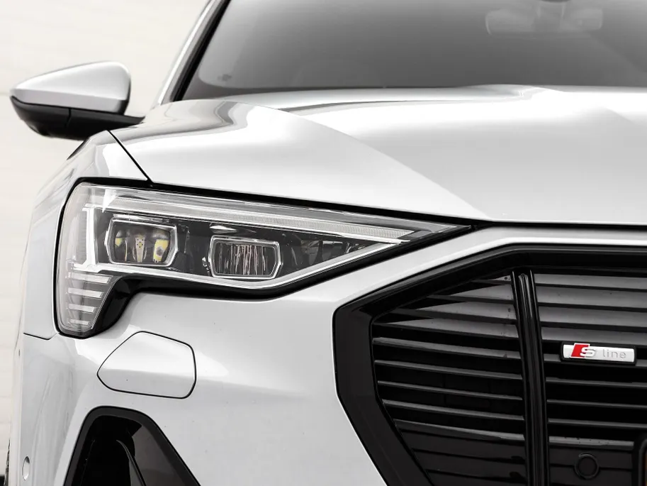 Audi e-tron 55 300kW/408PK S Line 95Kwh · SOH 94,6% · Panoramadak · Leder/Alcantara · 360°Camera + Parkeersensoren · Stoelverwarming ·