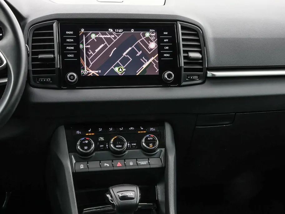 Škoda Karoq 1.5 TSI ACT 150pk DSG Business Edition · Camera · Inklap. Trekhaak · Keyless · Stuur- & Stoelverwarming · Apple/Android Car Play · ACC · Garantie t/m 02-07-2028 of 100.000km