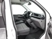 Volkswagen Bedrijfswagens Transporter 2.0 TDI 150pk DSG L1H1 28 · Apple/Android Car Play · Afneembare Trekhaak · Cruise Control · Airco · Navigatie · Parkeersensoren ·