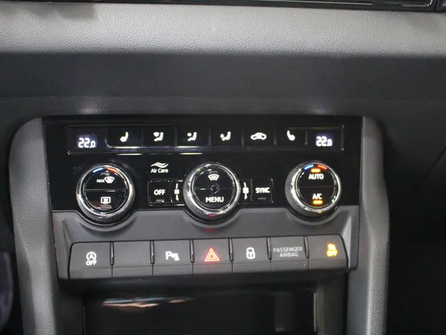 Škoda Karoq 1.5 TSI ACT Sportline Business Navigatie | Camera | Trekhaak | Stoelverwarming