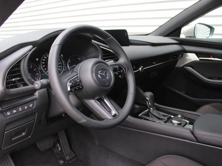 Mazda 3 2.5 e-SkyActiv-G M Hybrid 140 Exclusive-line | Nieuw | Stuur-/stoelverwarming | 360 Camera | Dodehoek detectie | HUD | Bose audio | 18' LM | LED |