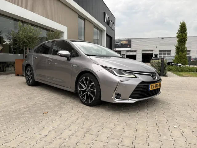 Toyota Corolla 1.8 Hybrid Executive | Leer | All Seasons