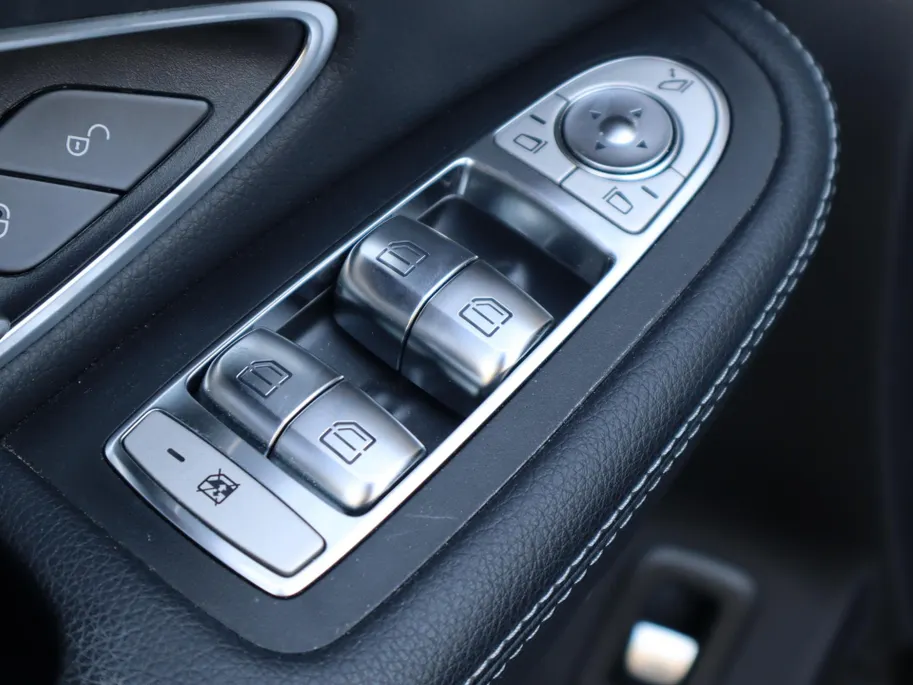 Mercedes-Benz EQC 400 4MATIC Business Solution AMG 80 kWh l Trekhaak l Keyless l Stoelverwarming