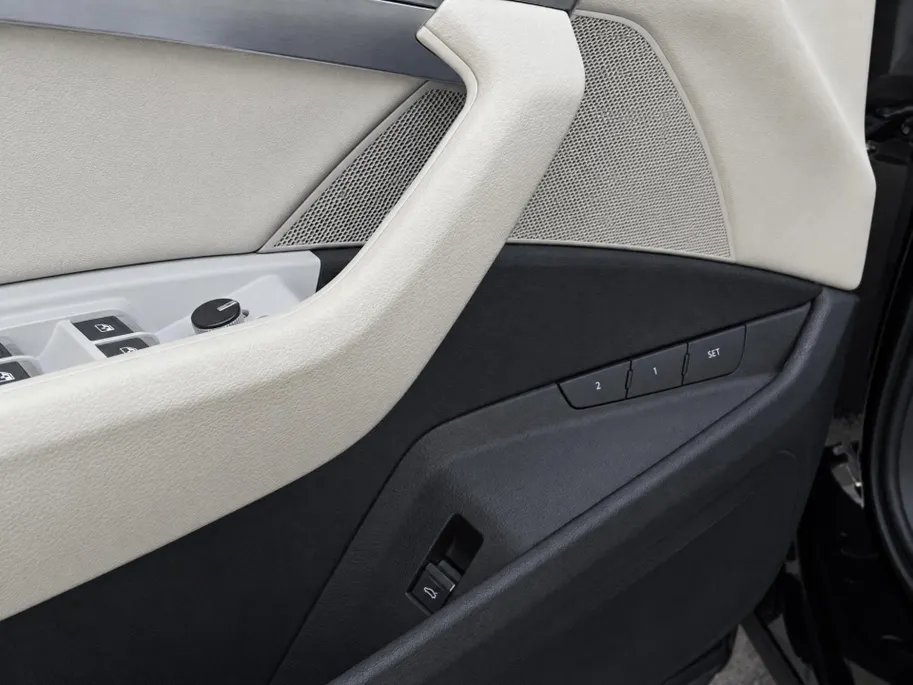Audi e-tron 55 quattro edition 95 kWh 408pk · Panoramadak · 360 Camera · Afneembare Trekhaak · Lederen Bekleding · Elek. Stoelen + Geheugen Bestuurder ·