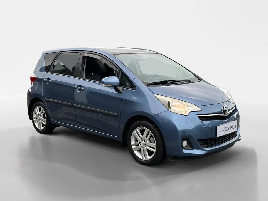 Toyota Verso-S 1.3 VVT-i Dynamic | Achteruitrij Camera | Panorama Dak | Parkeersensoren | Airco | Bluetooth | Hoge Instap | 12 Maanden Bovag Garantie