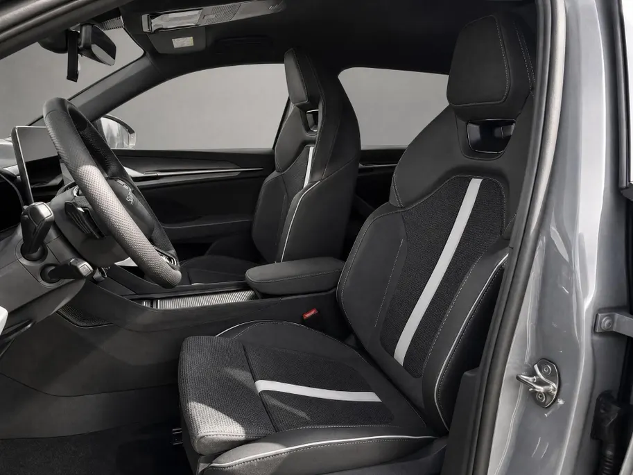 Škoda Kodiaq Sportline Business 1.5 TSI PHEV 150 kW / 204 PK | Steel Grey | 19'' tirsuli aero velgen | Trekhaak wegklapbaar | 2000,- inruilvoordeel!