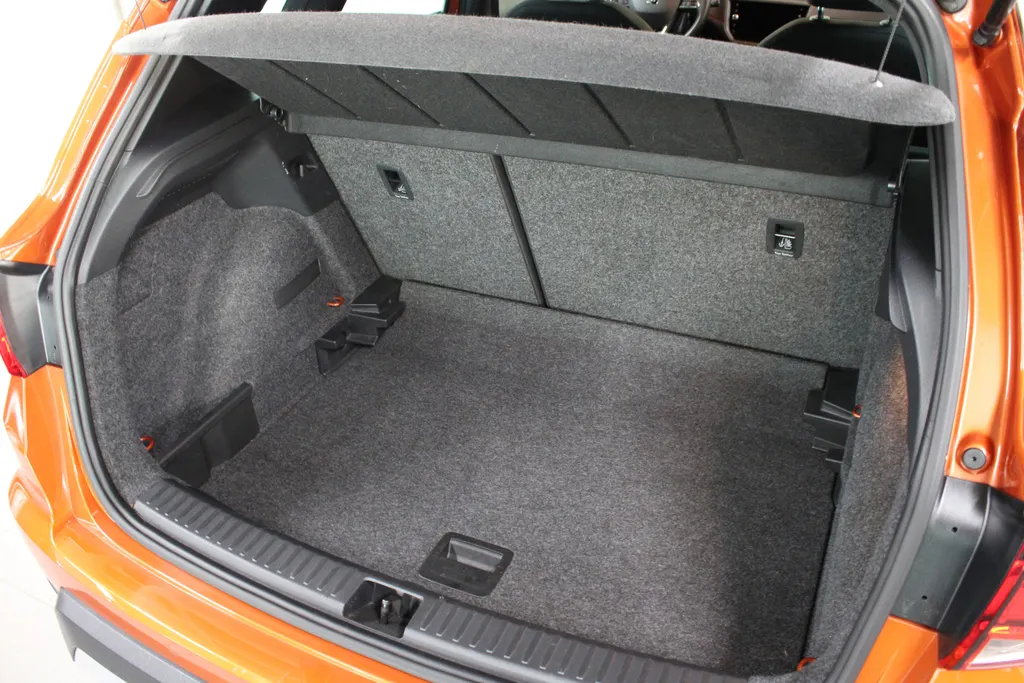 SEAT Arona 1.0 TSI FR Business Intense / 18'' LMV / FULL LED / CAMERA / KEYLESS /