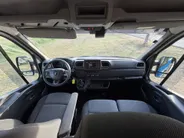 Renault Master T35 2.3 dCi 135 L3H2 Work Edition | Camper Edition | Motorsport Edition | Thule Omnistor Luifel | Airco in Leefruimte | TV | Koelkast | Magnetron | Volledig Bed | 2 Lederen Stoelen | DAB | LED Verlichting Leefruimte |