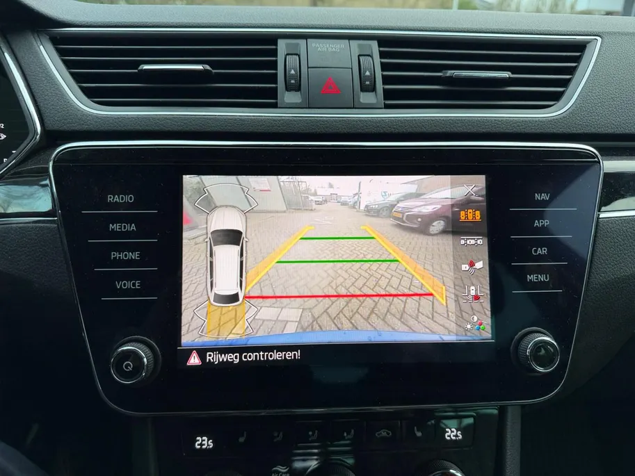Škoda Superb Combi 1.4 TSI iV Laurin & Klement | Geheugenfunctie berijdersstoel | Climate | Achteruitrijcamera | Parkeersensoren | Navigatie |
