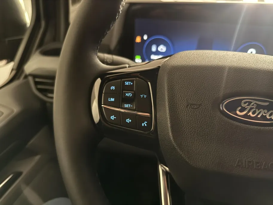 Ford Transit Custom 320 2.5 PHEV L2H1 Sport DC met o.a. uniek sport interieur, 19 inch lichtmetalen velgen, een trekhaak, een achteruitrijcamera en verwarmbare voorstoelen en stuurwiel
