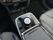 Kia e-Niro DynamicPlusLine 64 kWh | *1E EIGENAAR | FABRIEKSGARANTIE | SCHUIF- KANTELDAK | APPLE CARPLAY/ ANDROID AUTO | NAVI | CAMERA | STUUR/ STOELVERWARMING | STOF/ LEDER | ETC…