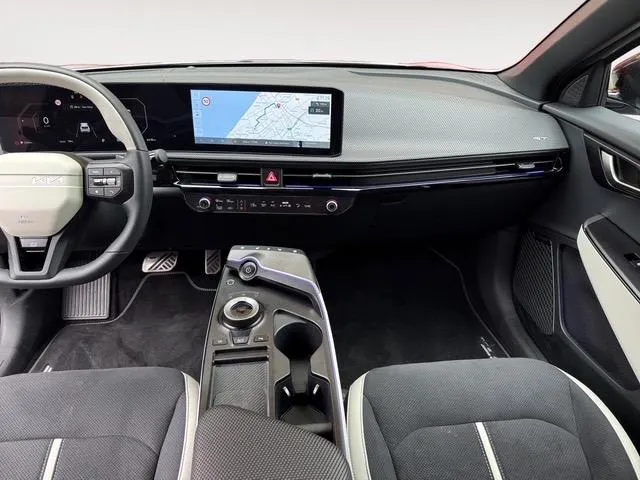 Kia EV6 GT-Line 84 kWh Panoramisch schuif-/kanteldak | Verwarmbare en geventileerde stoelen | V2L | Meridian Premium Sound System | 360 camera | Metallic lak | Fabrieksgarantie t/m 11-04-2033 + 3x 1 jaar* | NAP