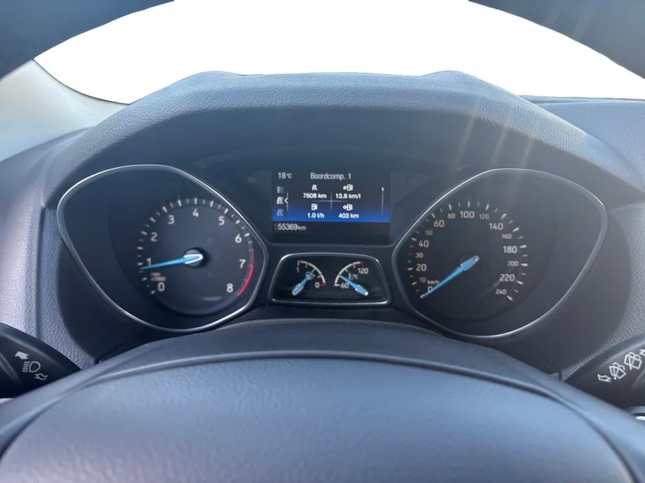 Ford Focus Wagon 1.0 Titanium |Lederen/stof bekleding| Trekhaak| bi-xenon koplampen| keyless entry| 12 maanden Bovag garantie|
