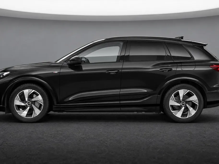 Audi Q6 e-tron S edition 83 kWh 252 PK · Trekhaak elek. wegklapbaar · Optiekpakket zwart · Zwart lederen S-line bekleding