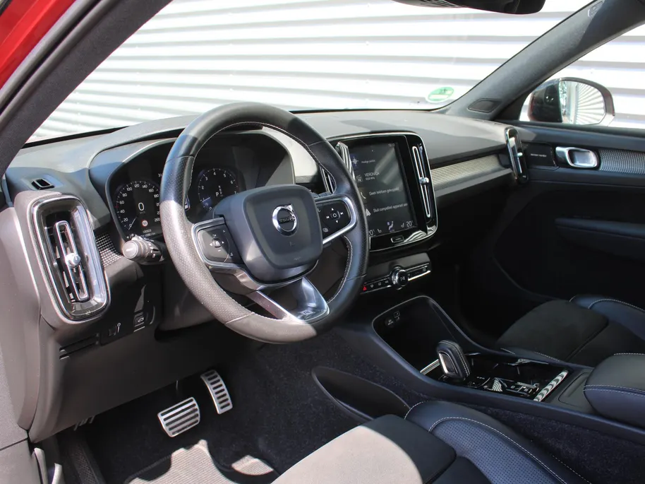 Volvo XC40 2.0 T4 R-Design | Keyless | HK Audio | Adap. Cruise | PDC | Elek. Trekhaak | 19' Velgen | Elek. Kofferklep | Camera | Stoelverwarming |