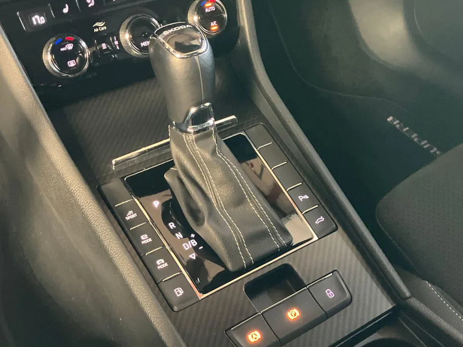 Škoda Superb 1.4PHEV 218PK Sportline DSG · Panoramadak · Trekhaak · Camera + Parkeersensoren · Stoelverwarming  voor & achter ·