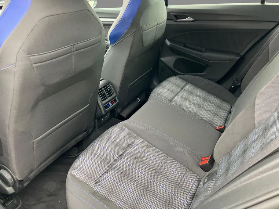 Volkswagen Golf 1.5eHybrid 200kW/272PK GTE Black Style · Panoramadak · Trekhaak · Camera ·  Apple/Android Car Play · Garantie t/m 10-09-2030 of 10000km.