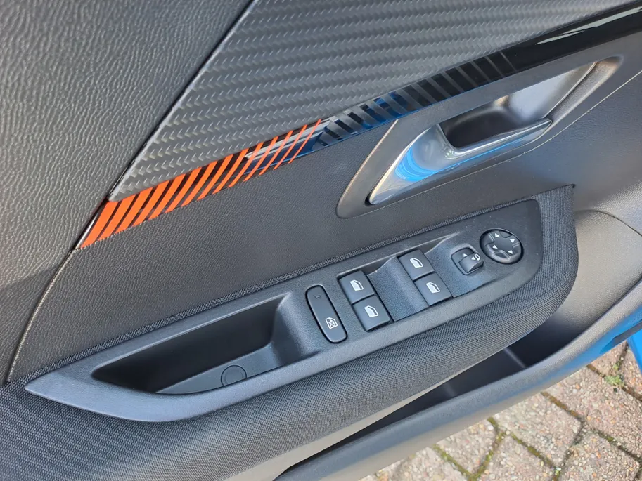 Peugeot e-208 EV Active Pack 50 kWh | Cruise control | Navigatiesysteem | Keyless start | DAB | LM Velgen | 100% Elektrisch | SOH 95,6 %