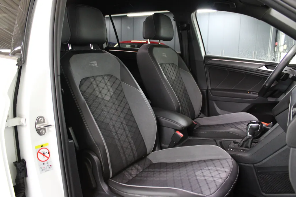 Volkswagen Tiguan Allspace 1.5 TSI DSG-7 R-Line Business 7p. 7-persoons / Stoel + Stuurverwarming / Camera / Elektr. klep /