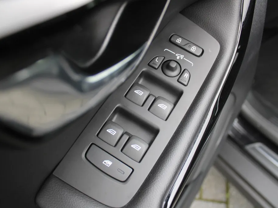 Volvo V40 Cross Country 1.5 T3 Dynamic Edition | Trekhaak | 17' LM | Panoramadak | Leer | PDC v+a | Camera | Stoel-/voorruitverwarming | HK audio |