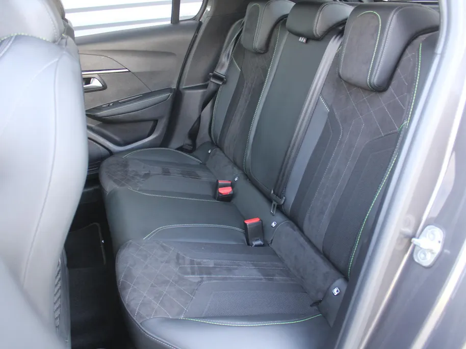 Peugeot 208 1.2 PureTech GT Pack | Stoelverwarming | Pano dak | Camera | Cruise adapt. | Dodehoek detectie | 17' LM | Navi | Clima | Leer/alcantara sportstoelen |
