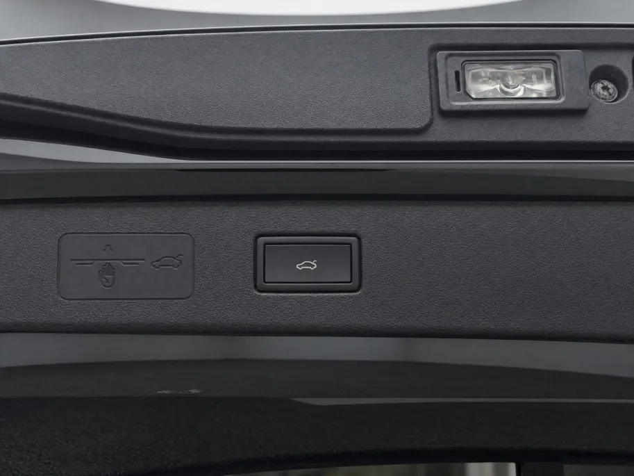 Volkswagen T-Roc 1.5 eTSI 150pk DSG R-Line First Edition · Camera · Apple/Android Car Play · Elek. Achterklep · Matrix LED · Stoel-& Stuurverwarming · 18'' Inch ·