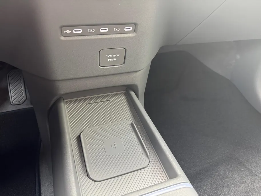 Kia EV2 Plus 42.2 kWh 3.000,- Inruilkorting | Privacy Glass | 18' lichtmetalen velgen | Warmtewerend glas rondom | Draadloze oplader voor smartphone