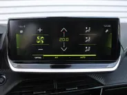 Peugeot 208 1.2 PureTech GT Pack | Stoelverwarming | Pano dak | Camera | Cruise adapt. | Dodehoek detectie | 17' LM | Navi | Clima | Leer/alcantara sportstoelen |