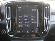 Volvo XC40 2.0 T4 R-Design | Keyless | HK Audio | Adap. Cruise | PDC | Elek. Trekhaak | 19' Velgen | Elek. Kofferklep | Camera | Stoelverwarming |