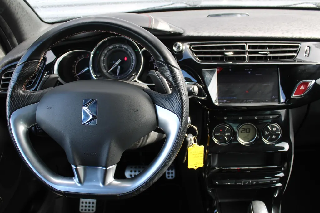 DS DS 3 1.2 PureTech Performance Line | Automaat | Navi | Trekhaak | Clima | 17' LM Velgen | Camera |