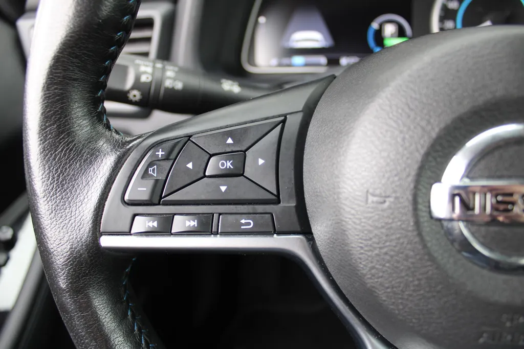 Nissan Leaf Tekna 40 kWh | Trekhaak | Stuur-/stoelverwarming | 360 Camera | LED | Dodehoek detectie | Cruise adapt. | 17' LM | Half leer/stof | Navi |