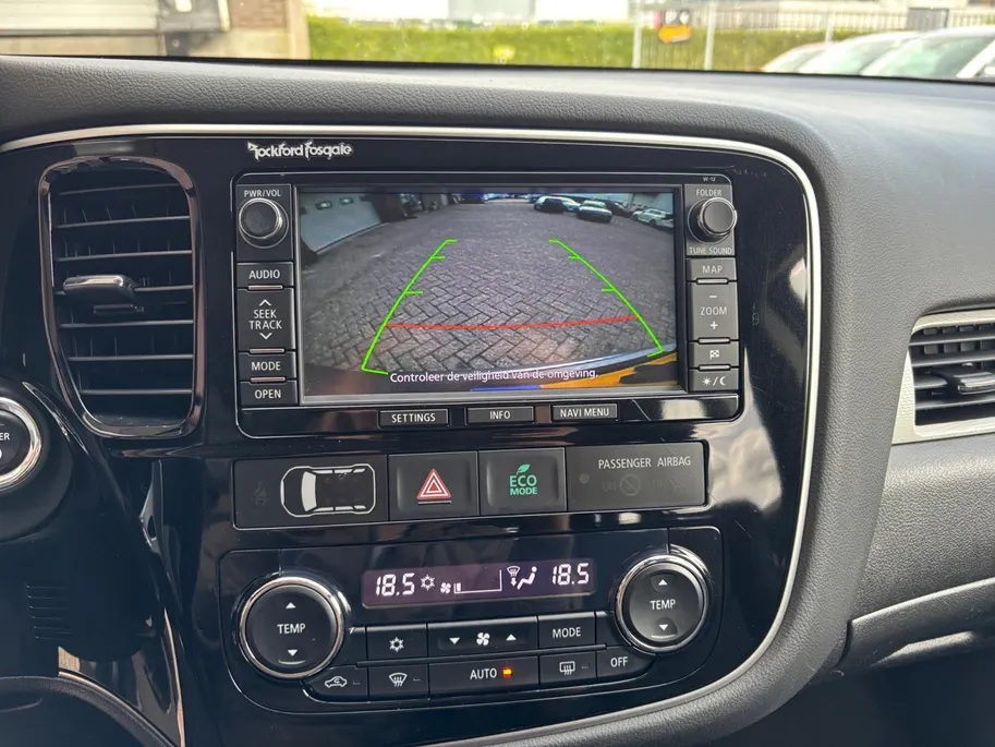 Mitsubishi Outlander 2.0 PHEV Instyle+ | Stoelverwarming voor | Leder interieur | Achteruitrijcamera | Climate control | Cruise Control