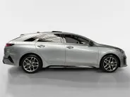 Kia ProCeed 1.0 T-GDI GT-Line | Elektrisch Glazen Schuif / Kanteldak | Apple Carplay / Android Auto | Navigatiesysteem | Stoel + Stuurverwarming | Licht + Regensensor | Parkeersensoren + Camera Achter | Cruise Control | 17” Lichtmetalen Velgen | Climate Control Rijst