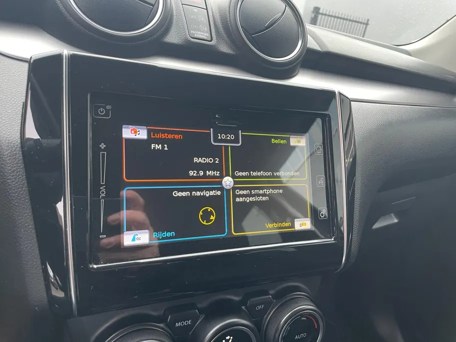 Suzuki Swift 1.2 Style Smart Hybrid | Navigatie| Climate Control| Stoel verwarming| Camera| Parkeersensoren| Multimedia systeem| Keyless start | Dealer onderhouden