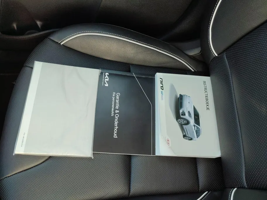 Kia e-Niro DynamicPlusLine 64 kWh | Warmtepomp! | Apple Carplay / Android Auto | Navigatiesyteem | Elektrisch Verstelbare Voorstoelen | Bestuurdersstoel + Geheugen | Stoelverwarming + Stoelkoeling | Stuurverwarming | Elektrisch Schuif / Kanteldak | Licht + Regensens