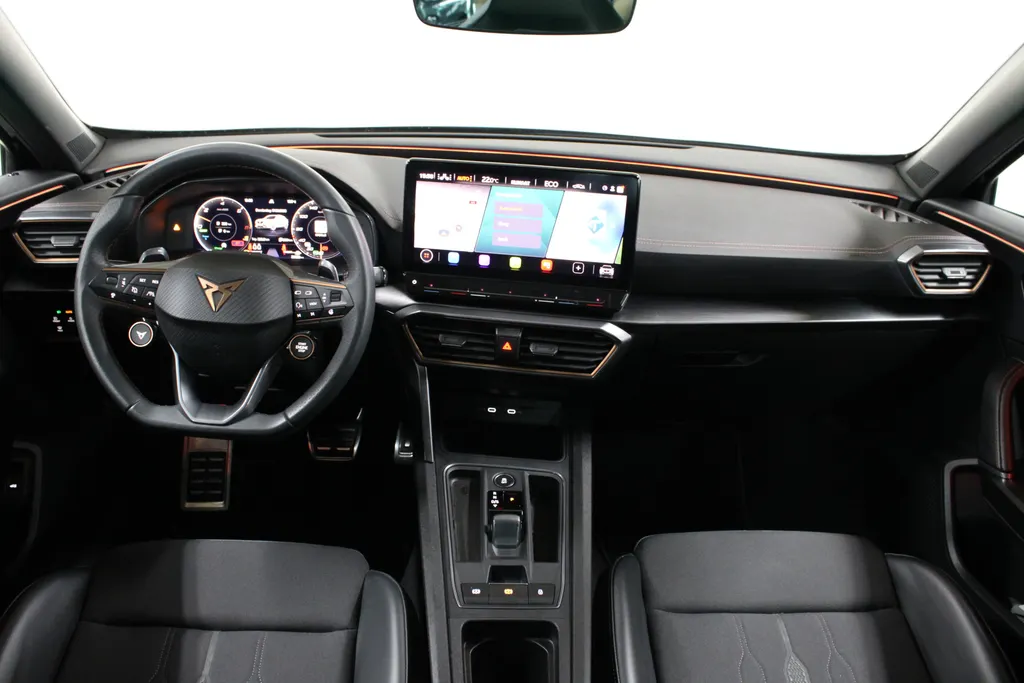CUPRA Formentor 1.4 e-Hybrid VZ Performance / Pano. / Elekt. trekhaak / Stoel + Stuur verwarming / Elekt. achterklep / Camera /