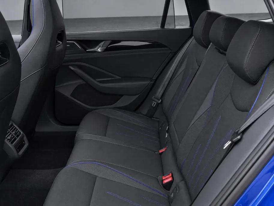Volkswagen Passat Variant 1.5eTSI 272PK R-Line Black Style · Panoramadak · Leder · Trekhaak · 360°Camera · Hemelbekleding velours · Garantie t/m 08-12-2030 of 100000km