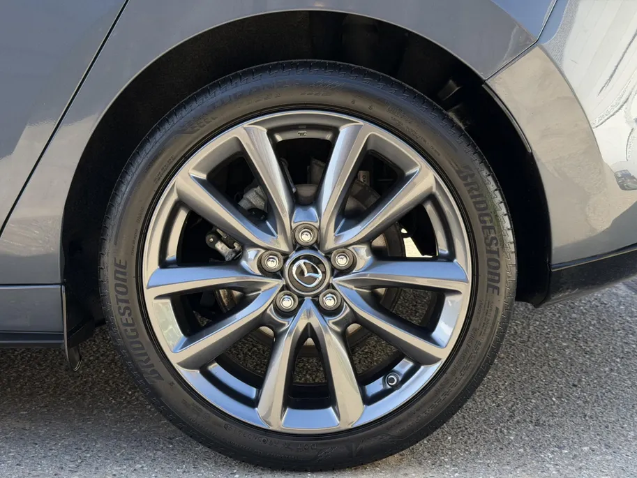 Mazda 3 2.0 e-SkyActiv-G M Hybrid 122 Comfort met Bose | Apple Carplay / Android Auto | Navigatiesysteem | Licht + Regensensor | Elektrisch Verstelbare Bestuurderstoel  | Stoel + Stuurverwarming | Parkeersensoren Voor + Achter | Camera Achter | 18'Lichtmetalen ve