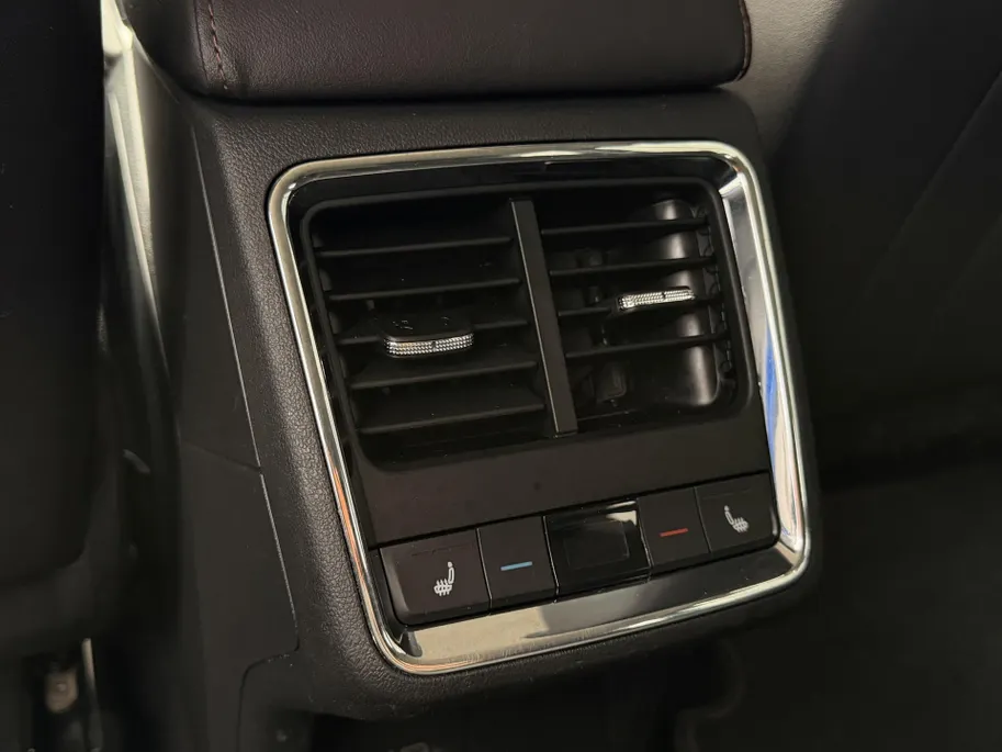 Škoda Enyaq iV 80 | Elektrisch verstelbare stoelen incl. geheugenfunctie | Stoel- en stuurverwarming | Elektrisch bedienbare achterklep | Lederen bekleding | Achteruitrijcamera | Parkeersensoren voor- en achter | Apple/Android Carplay
