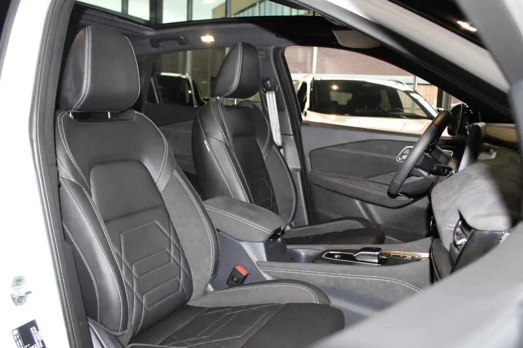 Nissan QASHQAI 1.5 e-Power N-Design | 20inch wielen |360grd camera | parkeersensoren voor en achter | Electrische stoelverstelling met geheugen | Alcantra/lederen bekleding | 205PK | Two-tone lak | Apple carplay & Android auto |