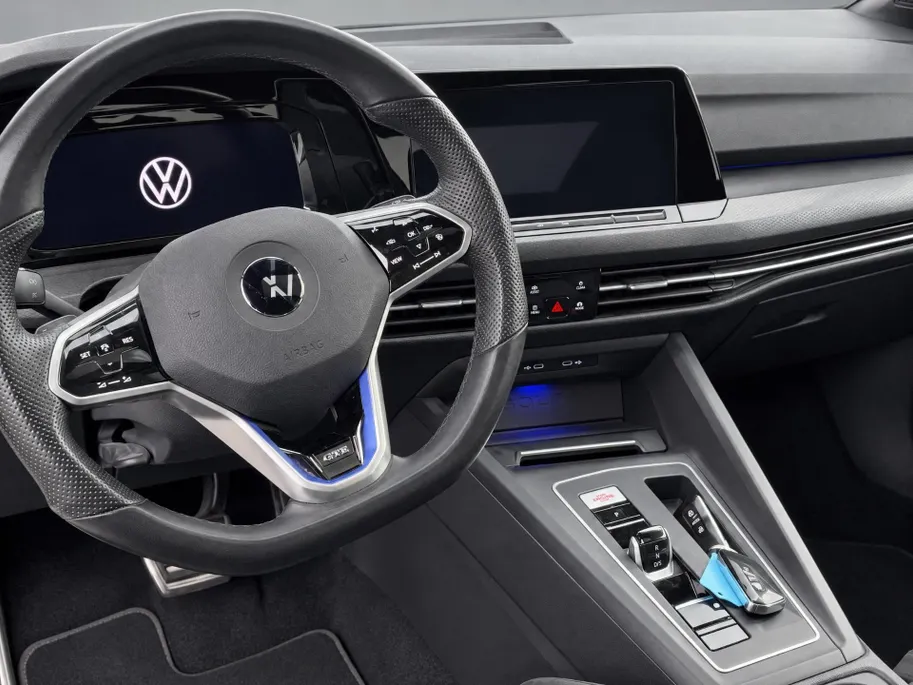 Volkswagen Golf 1.4 eHybrid 245pk GTE · Panoramadak · Trekhaak · Apple/Android Car Play · Camera · Stoelverwarming ·