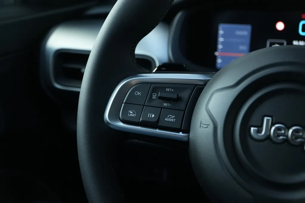 Jeep Avenger 1.2 e-Hybrid Summit | Navi | JBL | Camera | Winter | 18"