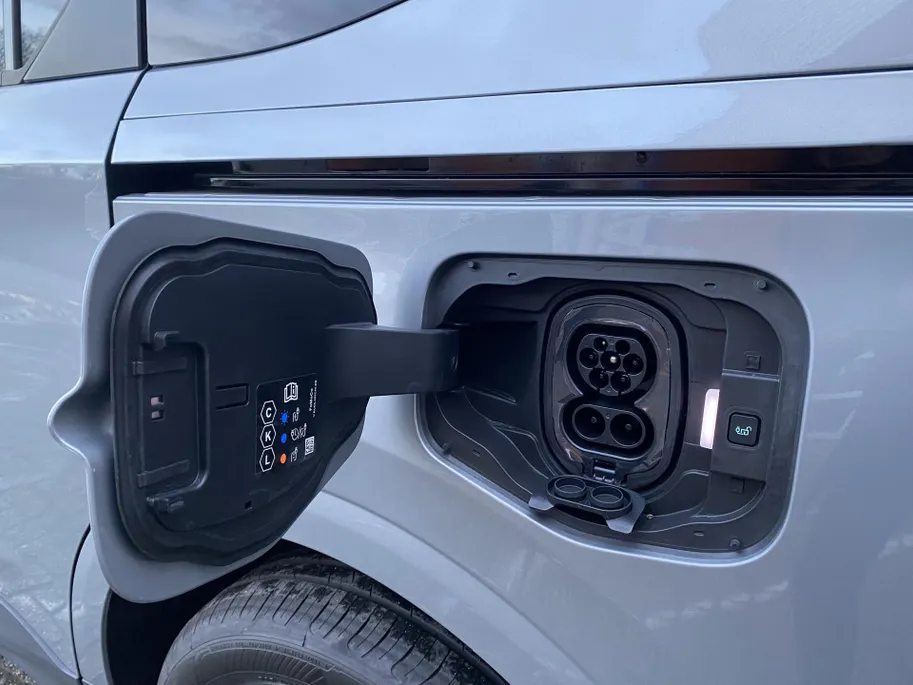 Ford Tourneo Courier courier EV / TREKHAAK / WINTERPAKKET.