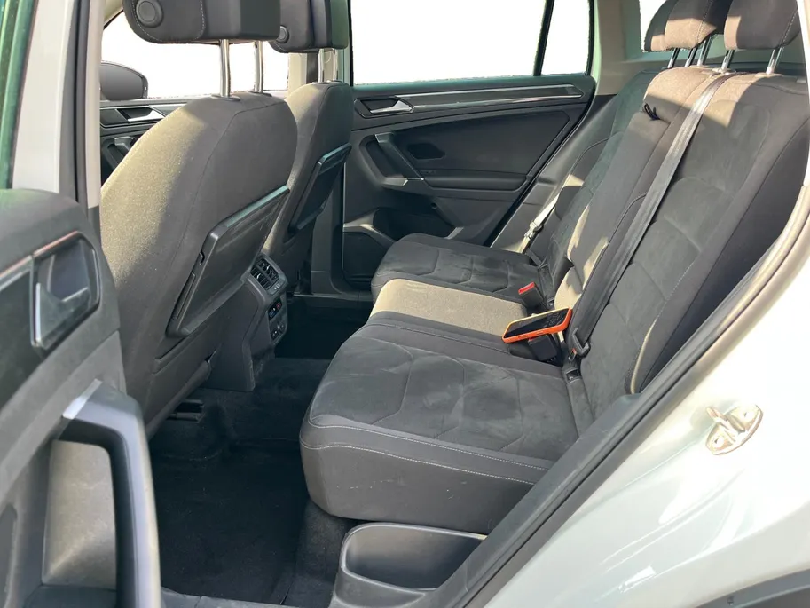Volkswagen Tiguan 2.0 TSi DSG-aut. 4Motion Highline R-Line NL Auto | 11-2017 | Pano dak | Trekhaak | 20' | Stoelverwarming | Etc.