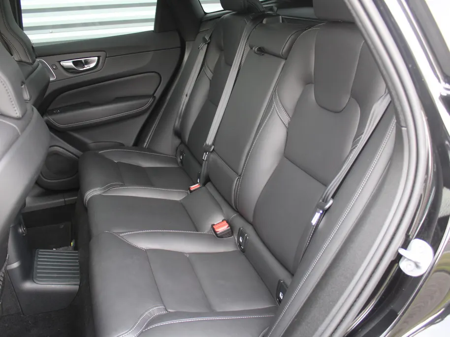 Volvo XC60 2.0 T8 Plug-in hybrid AWD Ultimate Black Edition | Trekhaak elektr. | Luchtvering | Schuifdak | Leer | Geheugenstoelen | B&W audio | Stoelventilatie | Winterset | Zeer nette auto |