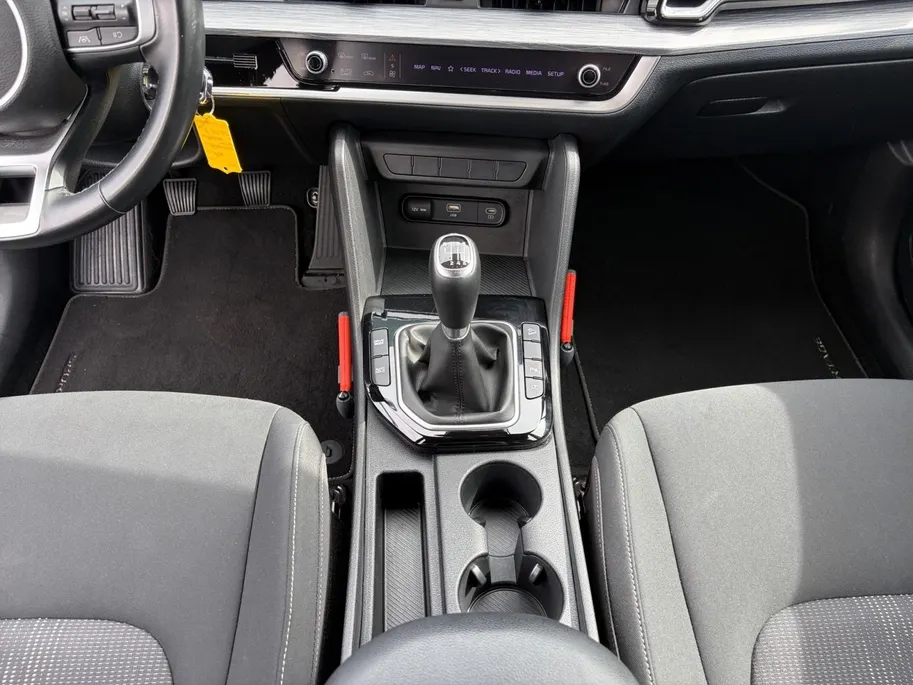 Kia Sportage 1.6 T-GDi MHEV DynamicLine | APPLE CARPLAY/ ANDROID AUTO | NAVI | DAB+ | CAMERA | HANDGESCHAKELD | ORIGINEEL NL | 150PK | 1.650KG TREKGEWICHT | NETTE AUTO |