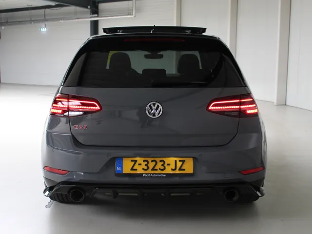 Volkswagen Golf 2.0 TSI GTI TCR Panoramadak | Akrapovic | DCC | 19' Reifnitz | Active Lightning |