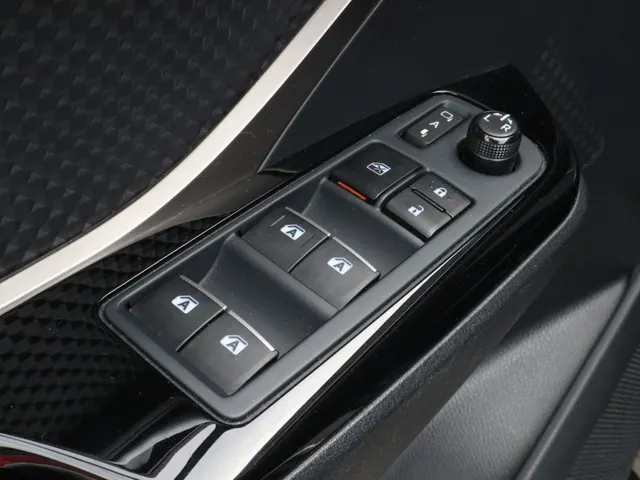 Toyota C-HR 1.8 Hybrid Style Trekhaak | All Seasonbanden | Stuur en stoelverwarming